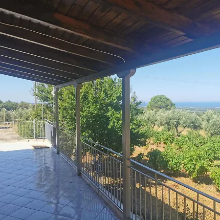 εφχαριστη βιλα με εσωτερικο τζακι Villa Kyparissia